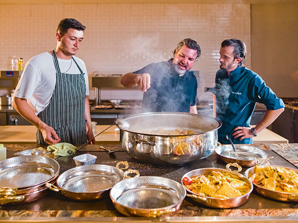 Yeni otelde özel davet