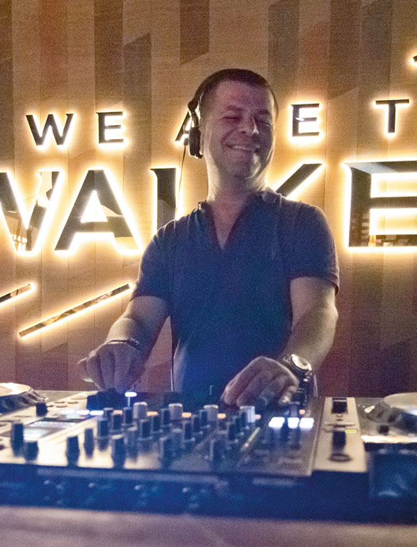 Yeni otelde özel davet