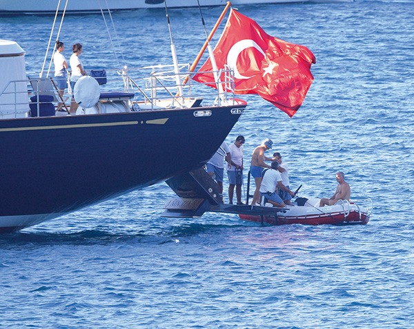 Ege'de tatil hız kesmeden sürüyor