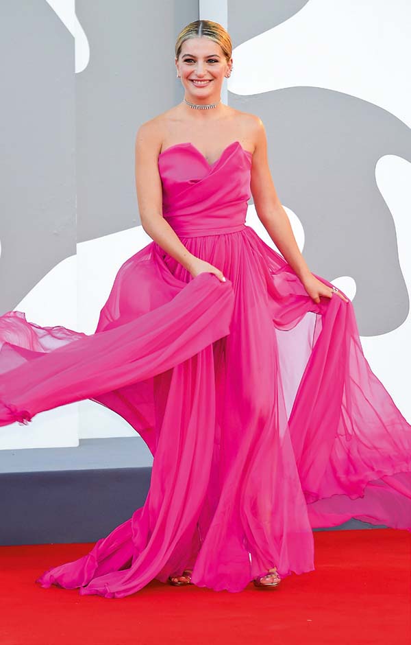 Kırmızı halıda yıldız yağmuru