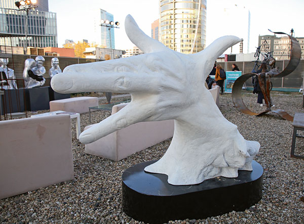 Gençlerin heykelleri terasa çıktı