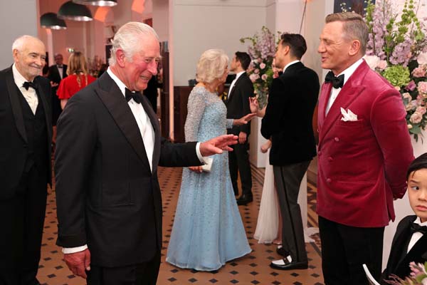 Yeni James Bond filminin galasına kraliyet ailesi de katıldı