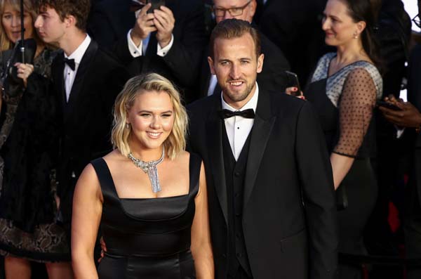 Yeni James Bond filminin galasına kraliyet ailesi de katıldı