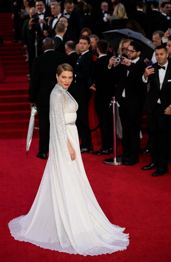 Yeni James Bond filminin galasına kraliyet ailesi de katıldı