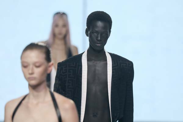 Balmain SS 2022 defilesi