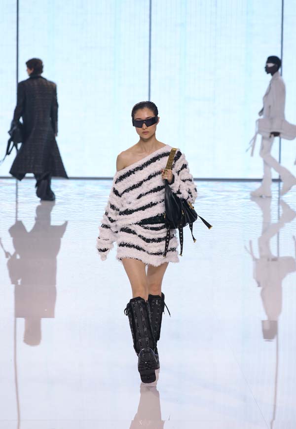 Balmain SS 2022 defilesi