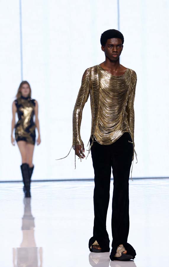 Balmain SS 2022 defilesi