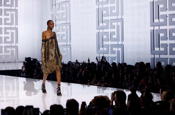 Balmain SS 2022 defilesi