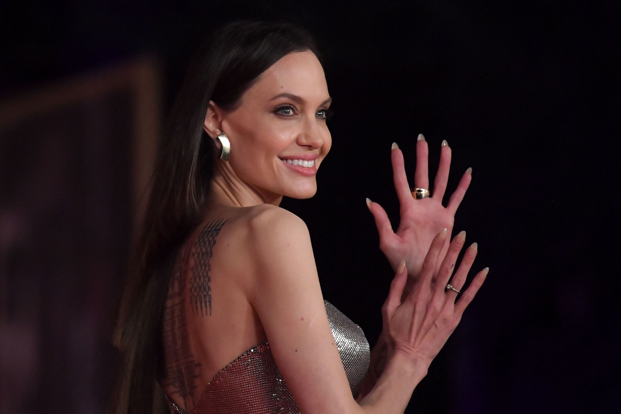 Angelina Jolie kızlarıyla birlikte galada
