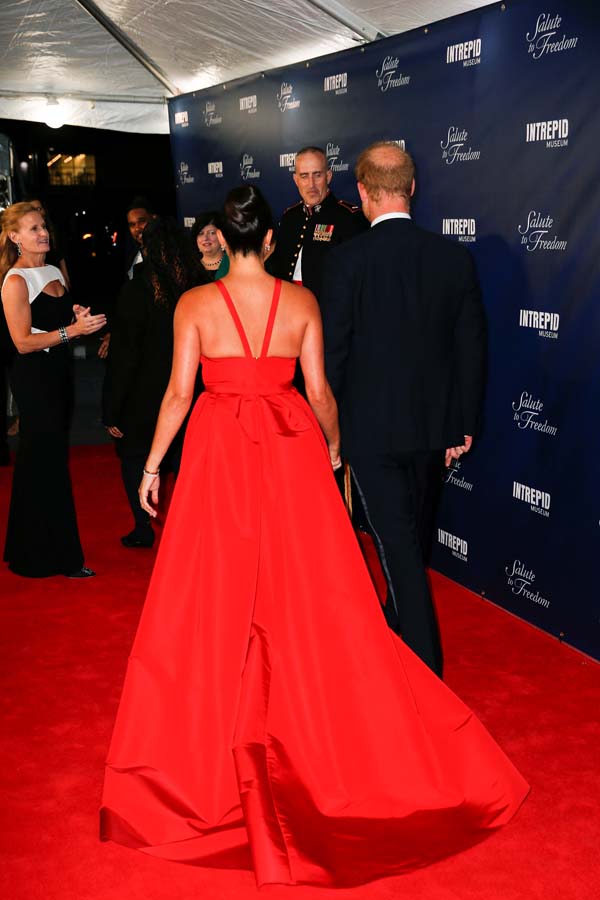 Meghan Markle ve Prens Harry kırmızı halıda