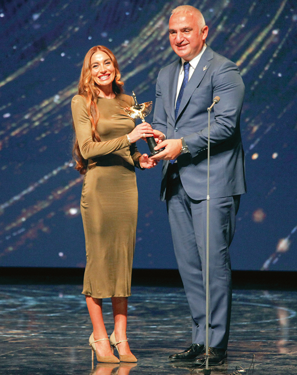 Türk Dünyası'nın Oscar'ı dağıtıldı