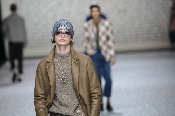 Dior defilesinde konuklar takım elbise giydi