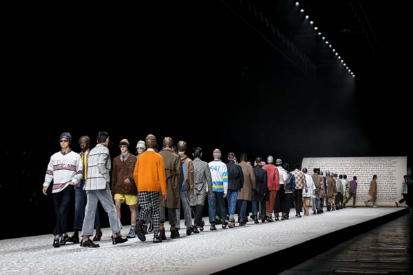 Dior defilesinde konuklar takım elbise giydi