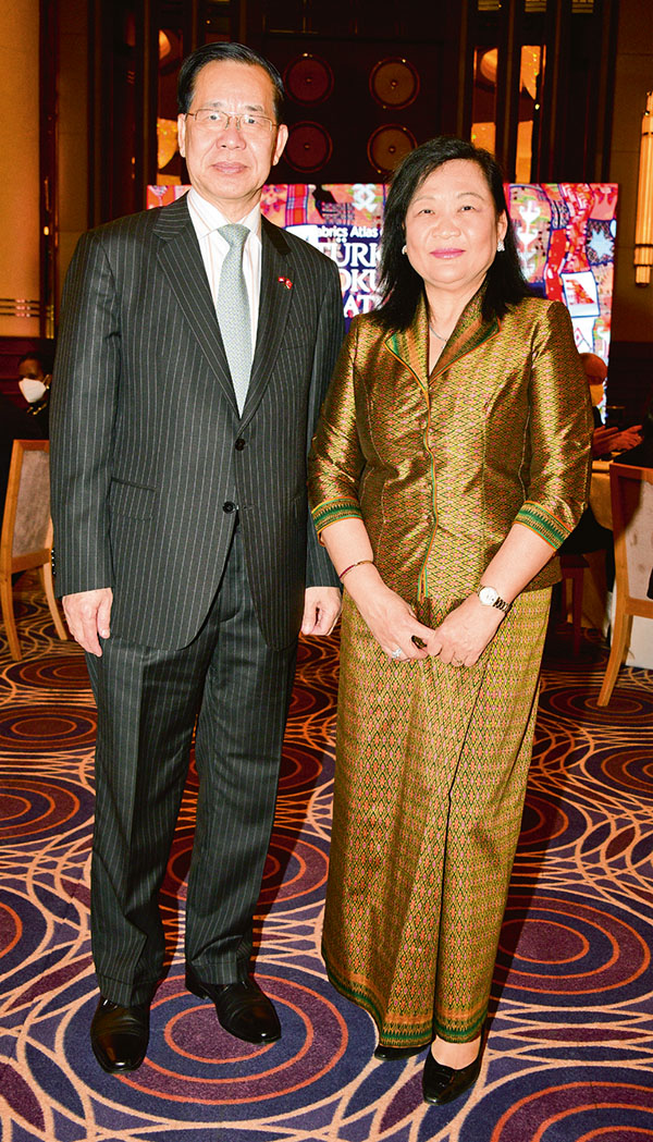 Geleneksel kumaşlarla çağdaş tasarımlar