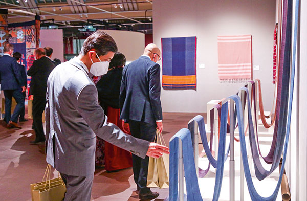 Geleneksel kumaşlarla çağdaş tasarımlar