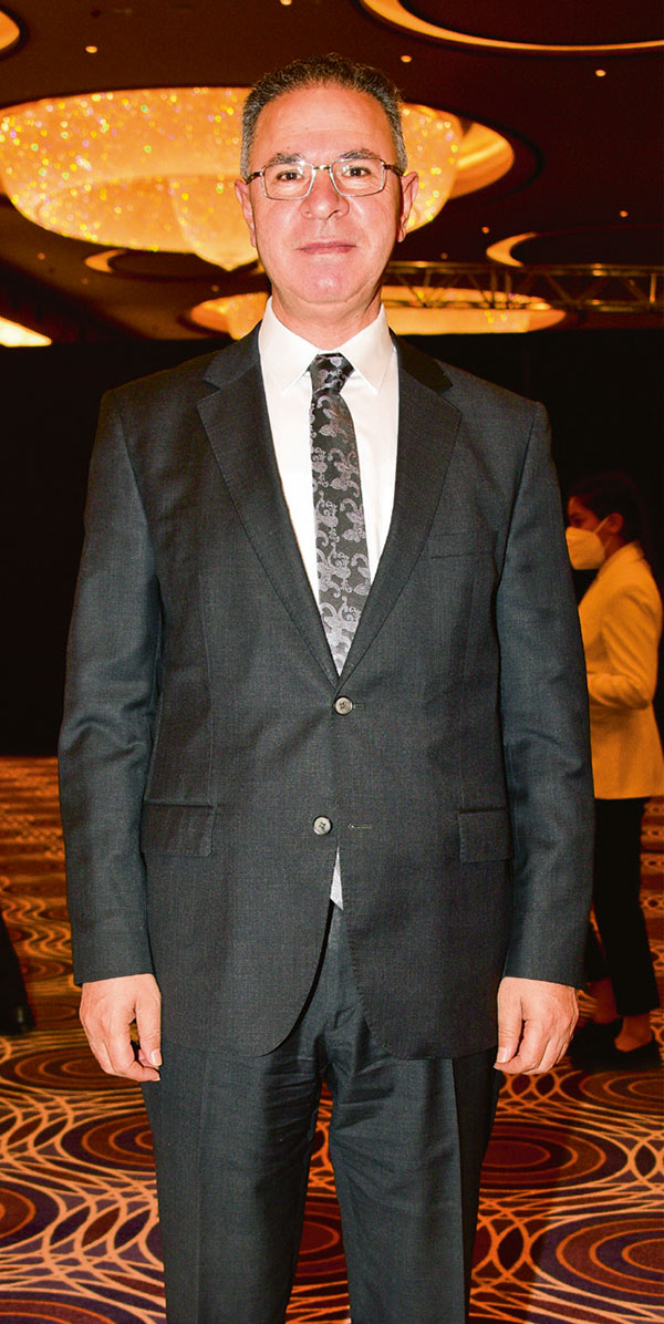 Geleneksel kumaşlarla çağdaş tasarımlar