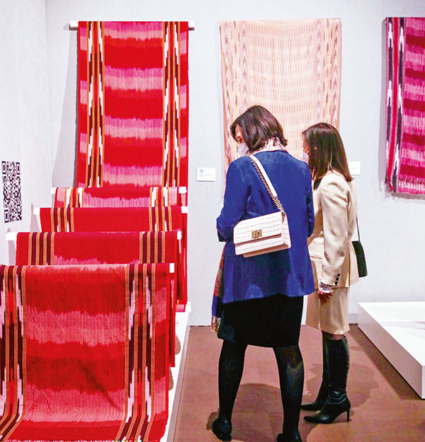 Geleneksel kumaşlarla çağdaş tasarımlar