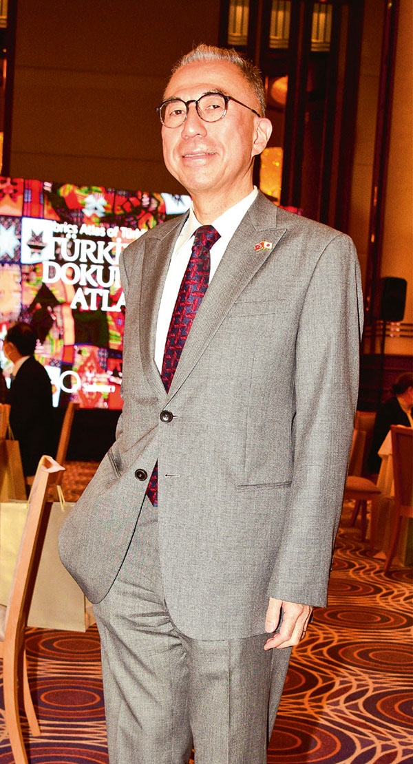 Geleneksel kumaşlarla çağdaş tasarımlar