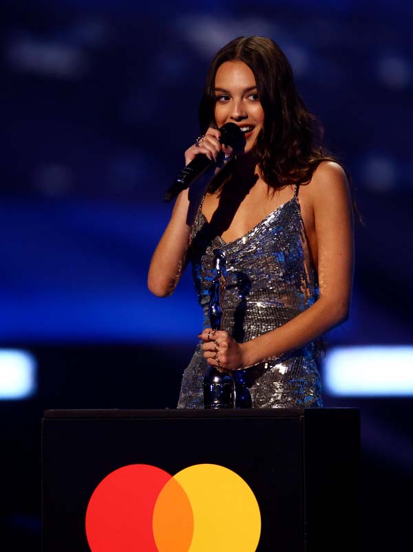 2022 BRIT Ödülleri'nde Adele geceye damga vurdu