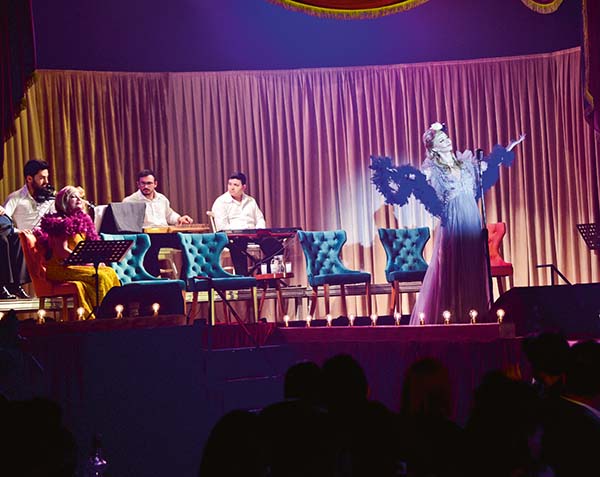 Fasıllı ve kebaplı tiyatro oyunu perde açtı