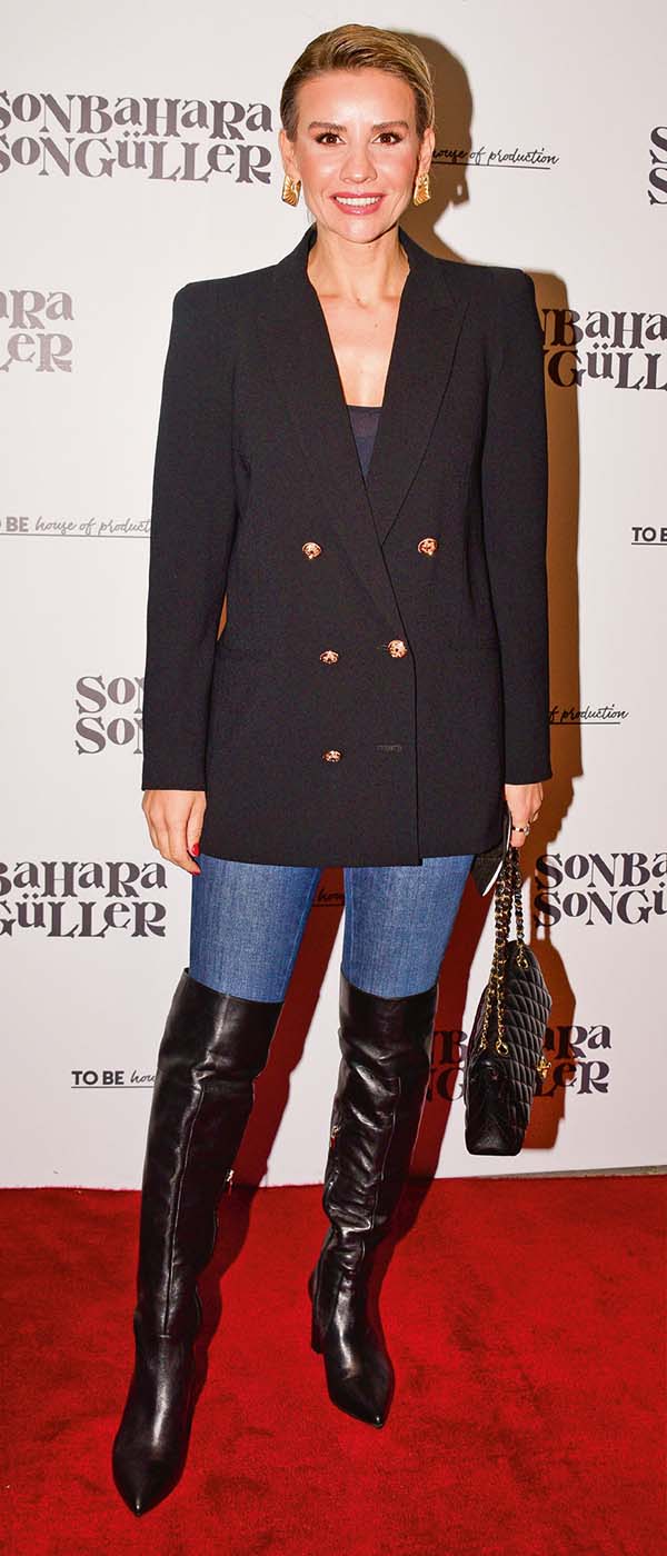 Fasıllı ve kebaplı tiyatro oyunu perde açtı