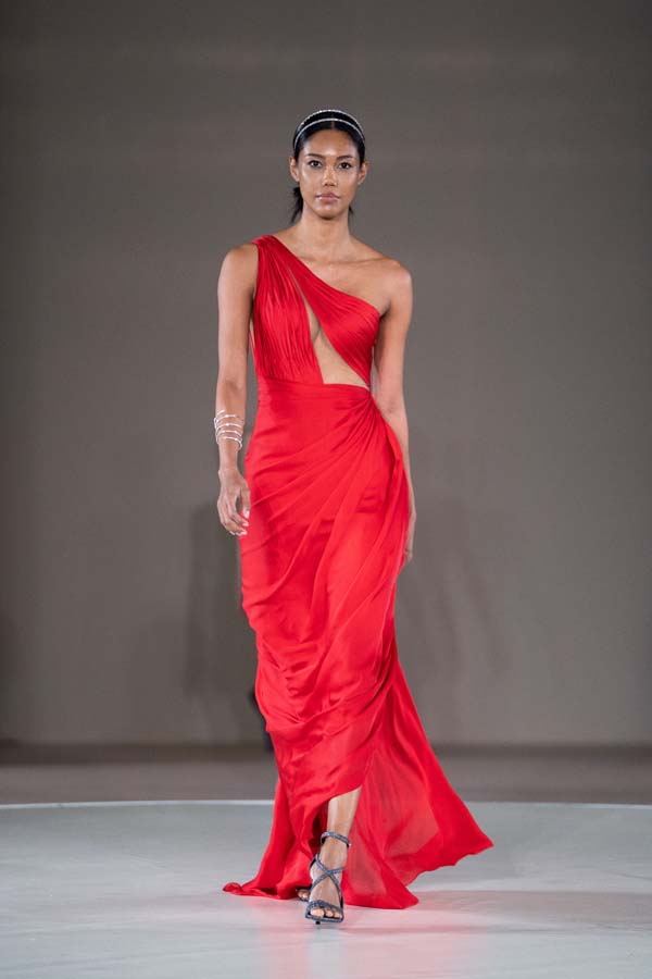 Raşit Bağzıbağlı Couture Summer 22 koleksiyonunda ünlüler podyumda