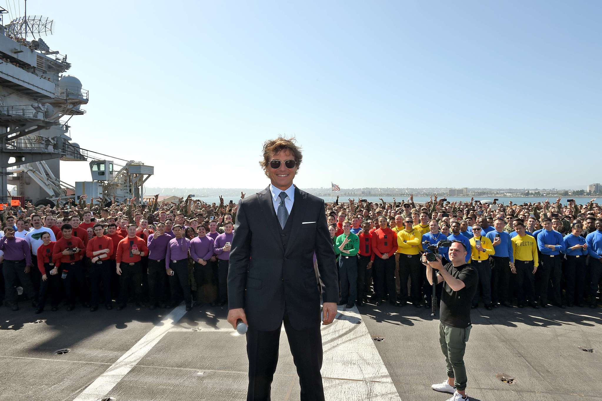 Tom Cruise prömiyere helikopterle geldi