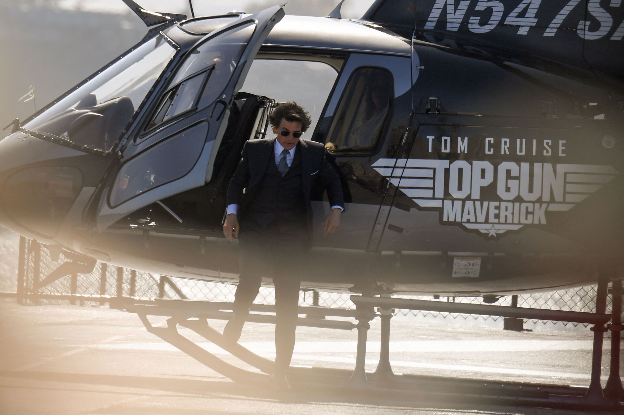 Tom Cruise prömiyere helikopterle geldi