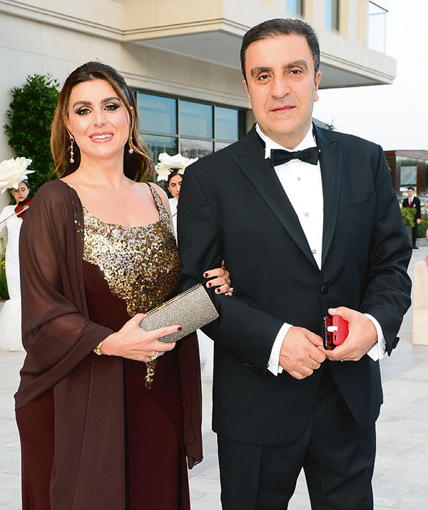 Çocukluk aşklarını düğünle taçlandırdılar