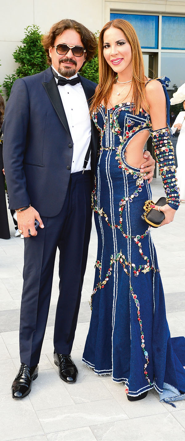 Çocukluk aşklarını düğünle taçlandırdılar