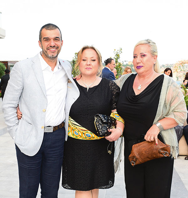 Çocukluk aşklarını düğünle taçlandırdılar