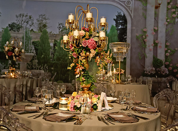 Çocukluk aşklarını düğünle taçlandırdılar