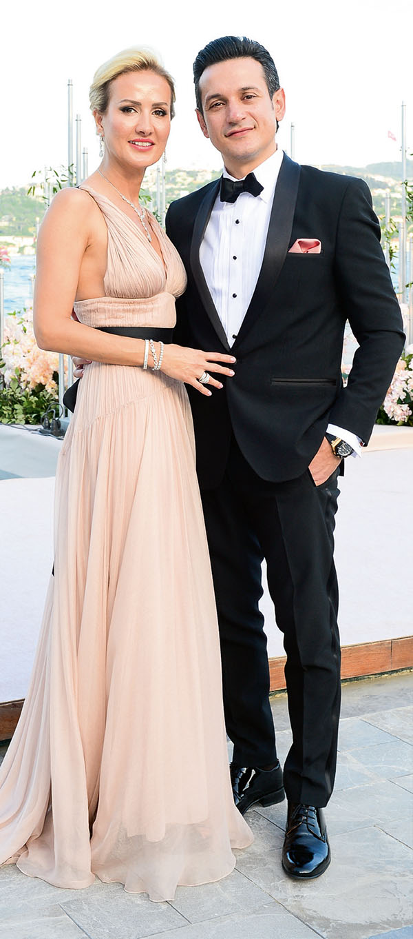 Çocukluk aşklarını düğünle taçlandırdılar