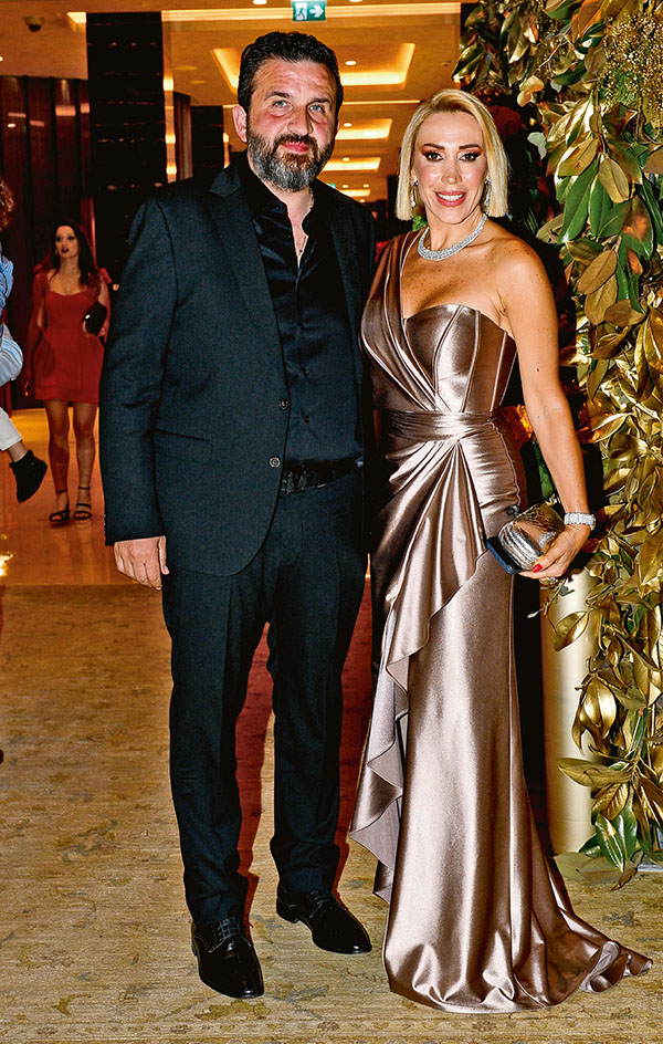 Çocukluk aşklarını düğünle taçlandırdılar