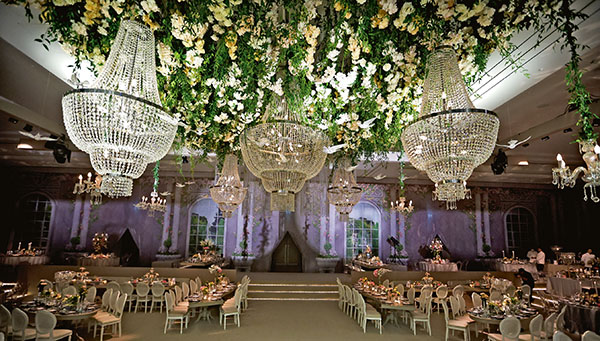 Çocukluk aşklarını düğünle taçlandırdılar