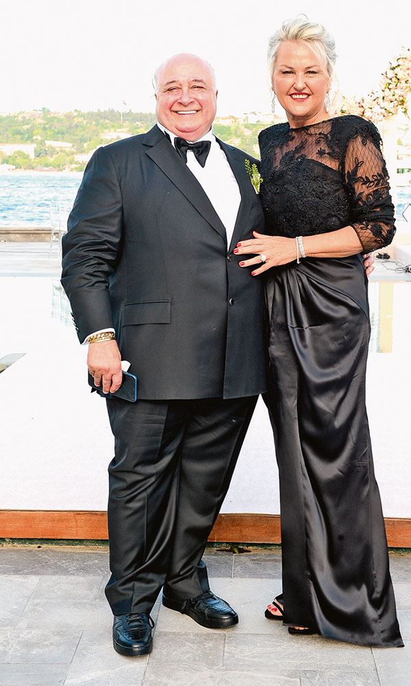 Çocukluk aşklarını düğünle taçlandırdılar