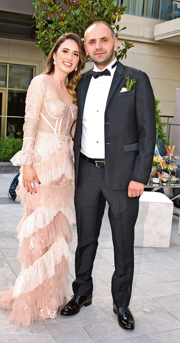 Çocukluk aşklarını düğünle taçlandırdılar