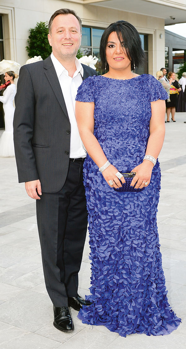 Çocukluk aşklarını düğünle taçlandırdılar