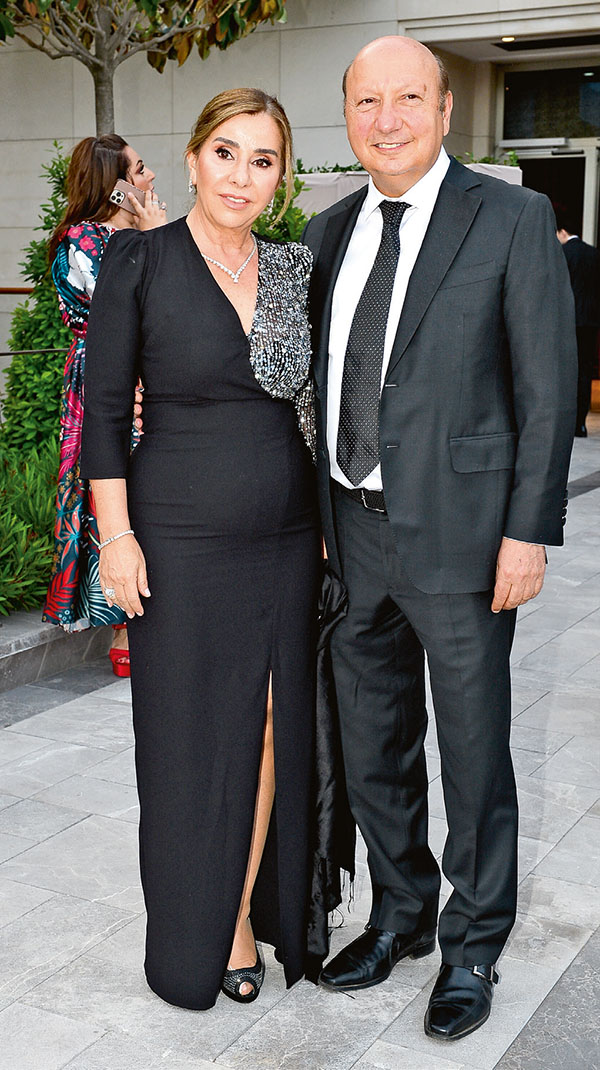 Çocukluk aşklarını düğünle taçlandırdılar