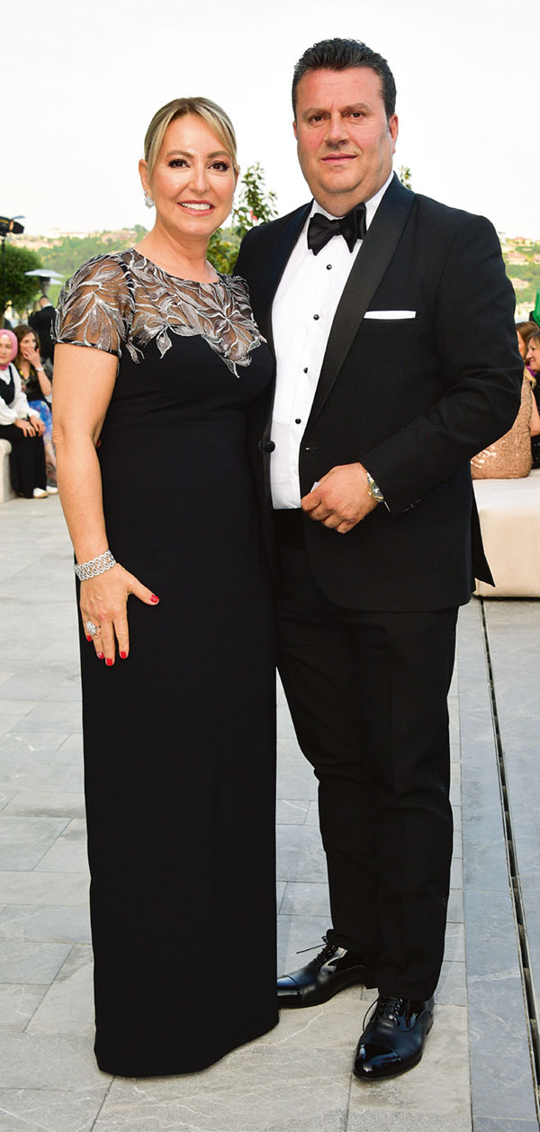 Çocukluk aşklarını düğünle taçlandırdılar