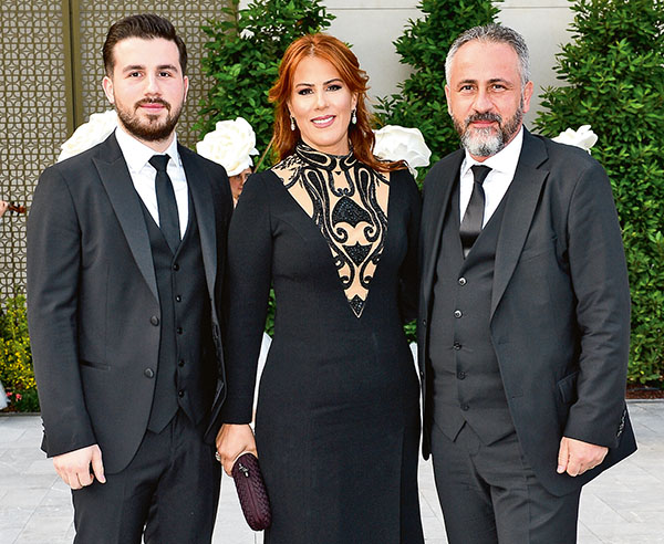 Çocukluk aşklarını düğünle taçlandırdılar