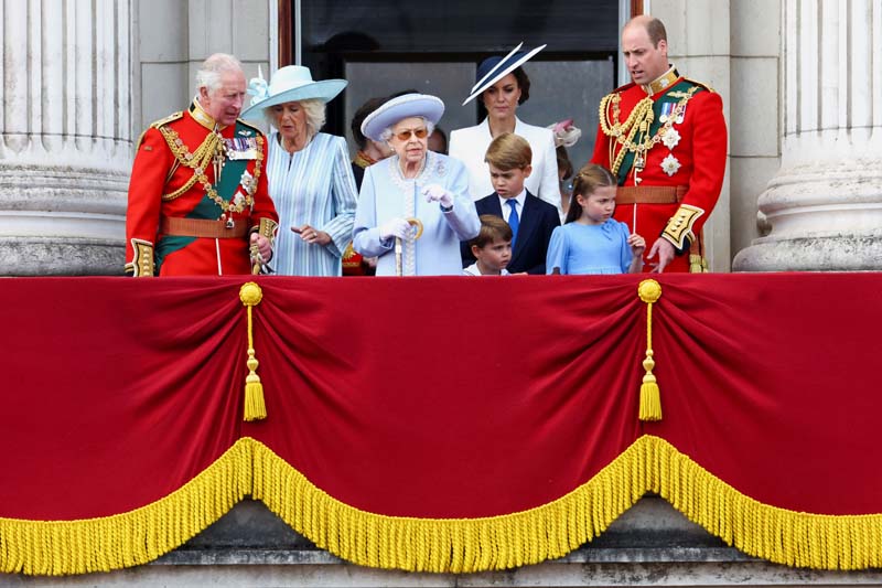 Kraliçe Elizabeth’in 70. yıl taht kutlama töreni başladı