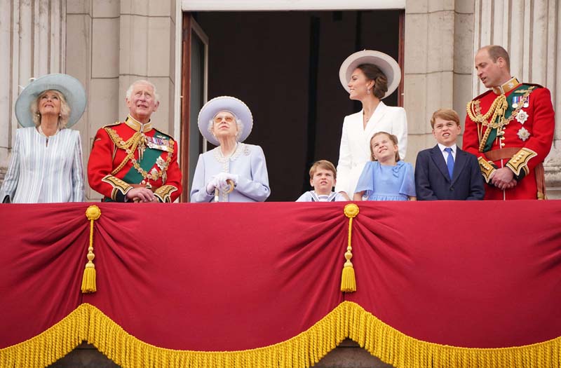 Kraliçe Elizabeth’in 70. yıl taht kutlama töreni başladı