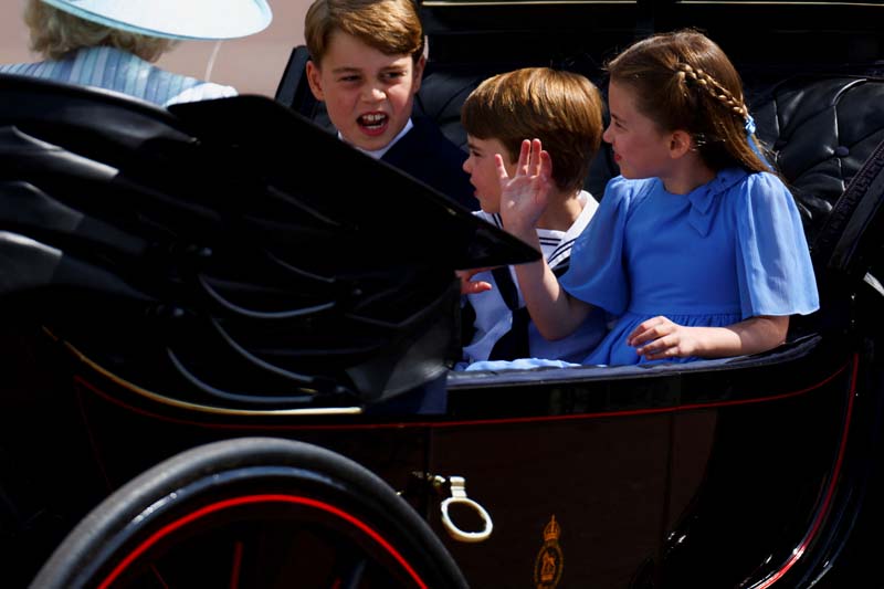 Kraliçe Elizabeth’in 70. yıl taht kutlama töreni başladı