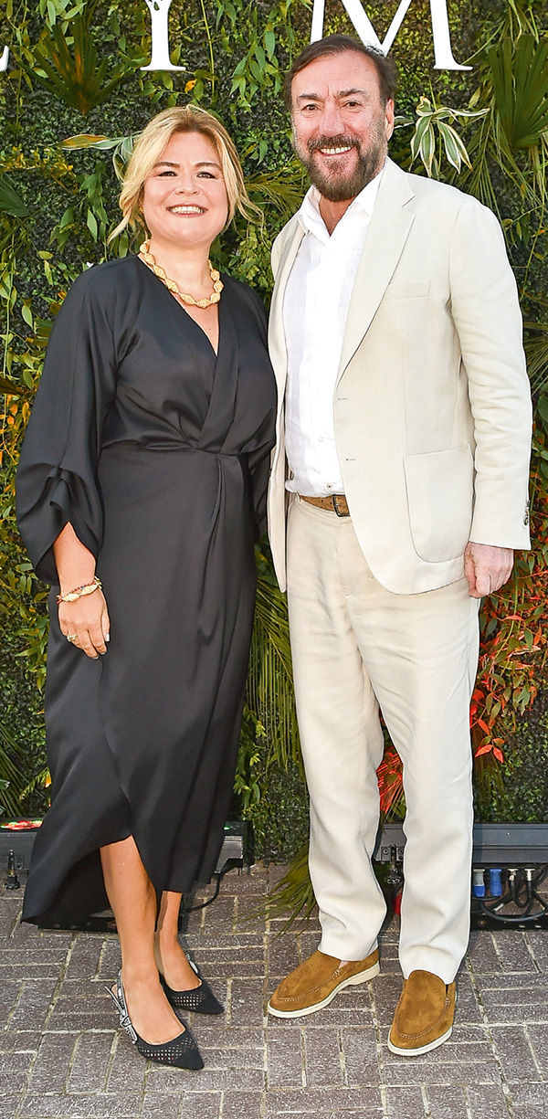 Mağaza açılışı ünlü isimleri buluşturdu