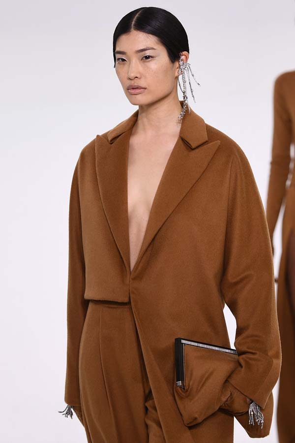 Fendi 2023 Sonbahar/Kış Haute-Couture defilesi