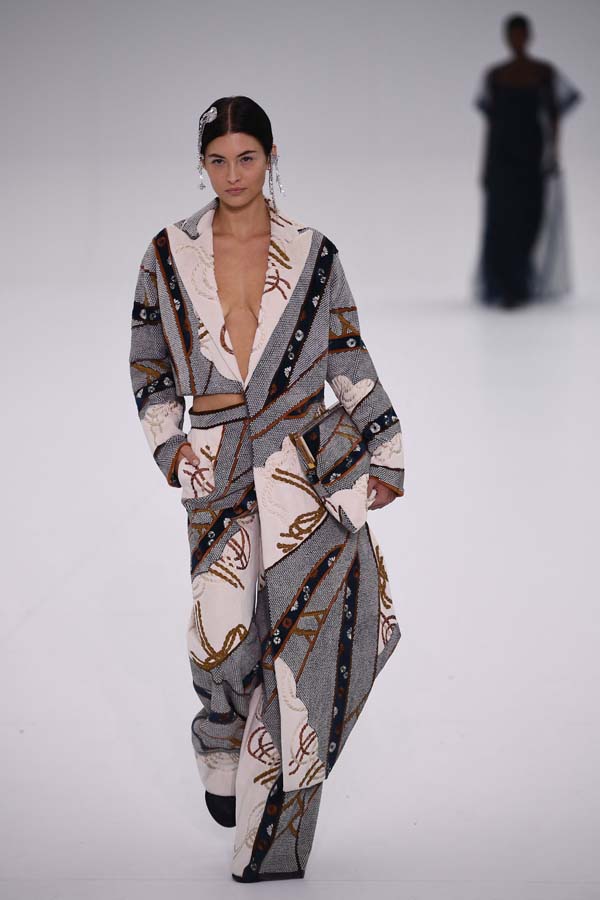 Fendi 2023 Sonbahar/Kış Haute-Couture defilesi