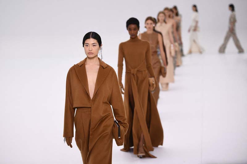 Fendi 2023 Sonbahar/Kış Haute-Couture defilesi