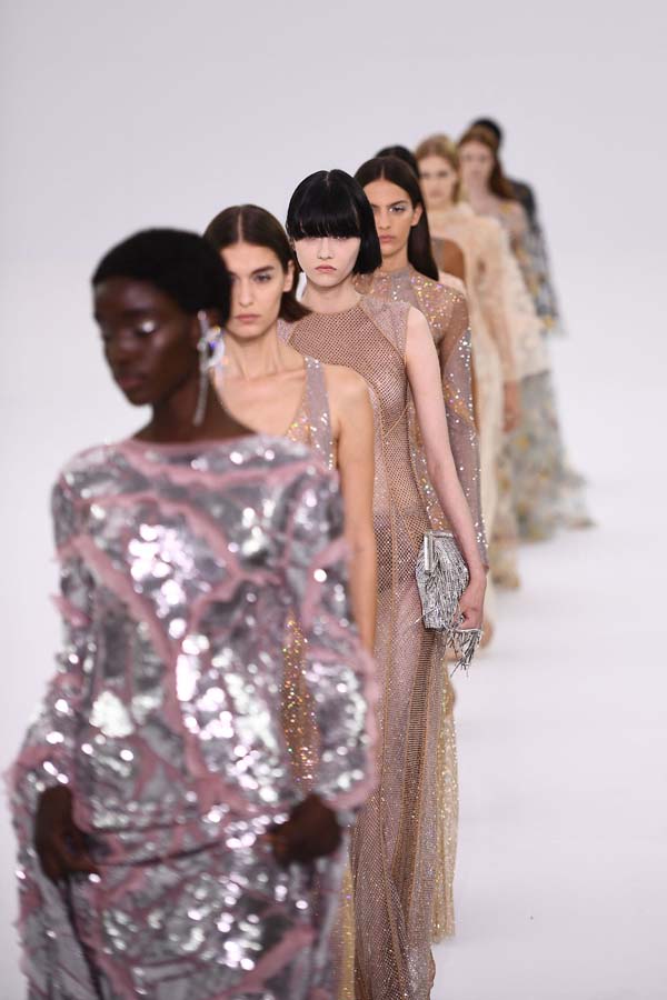 Fendi 2023 Sonbahar/Kış Haute-Couture defilesi
