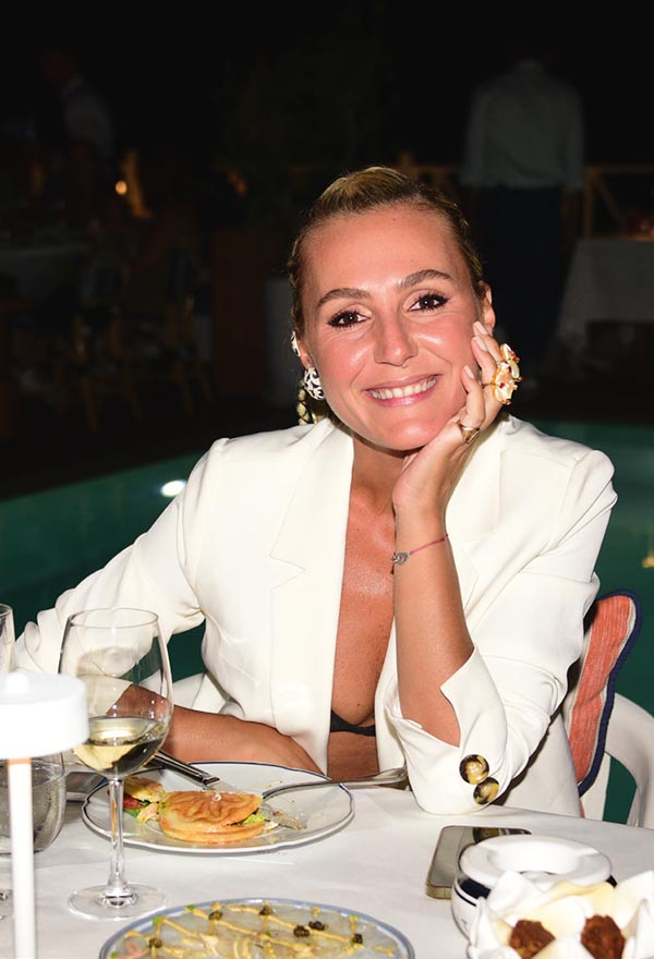 Harpers Bazaar'dan Ağustos kapağı kutlaması